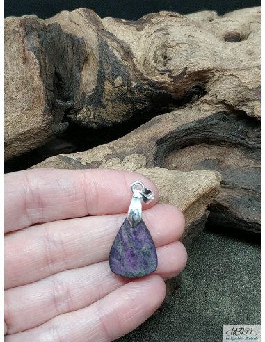Pendentif en Purpurite de forme triangulaire de 20.4 * 14.6 mm rendu druze (non poli) par La Bijouterie Minérale