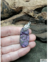 Pendentif en Purpurite de forme ovale longue de 33.3 * 15.1 mm rendu druze (non poli) de La Bijouterie Minérale