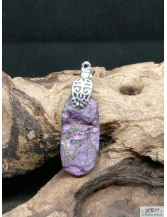 Pendentif en Purpurite de forme ovale longue de 33.3 * 15.1 mm rendu druze (non poli) de La Bijouterie Minérale 2