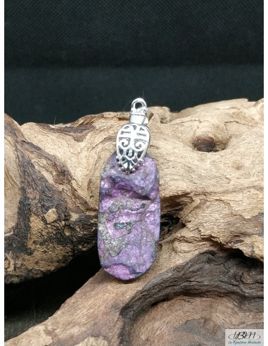 Pendentif en Purpurite de forme ovale longue de 33.3 * 15.1 mm rendu druze (non poli) de La Bijouterie Minérale