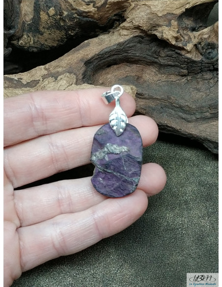 Pendentif en Purpurite de forme ovale de 29.2 * 20.1 mm rendu druze (non poli) de La Bijouterie Minérale