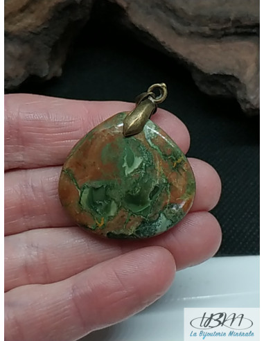 Pendentif en Rhyolite (Que Sera) de 30.1 * 27.9 mm en forme de grosse goutte d'eau de La Bijouterie Minérale