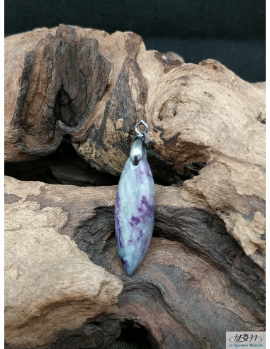 Pendentif en kämmerérite naturelle de 36.5 * 10.7 mm par La Bijouterie Minerale