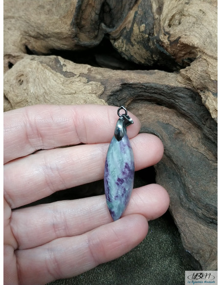 Pendentif en kämmerérite naturelle de 36.5 * 10.7 mm par La Bijouterie Minerale