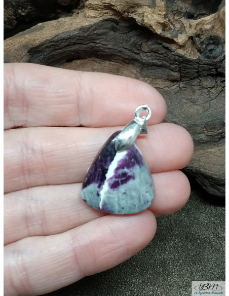 Pendentif en kämmerérite naturelle de 21.5 * 19.2 mm de forme triangulaire de La Bijouterie Minérale