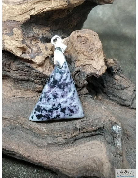 Pendentif en kämmerérite naturelle de 26.1 * 22.7 mm de forme triangulaire de La Bijouterie Minérale