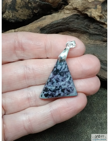 Pendentif en kämmerérite naturelle de 26.1 * 22.7 mm de forme triangulaire de La Bijouterie Minérale