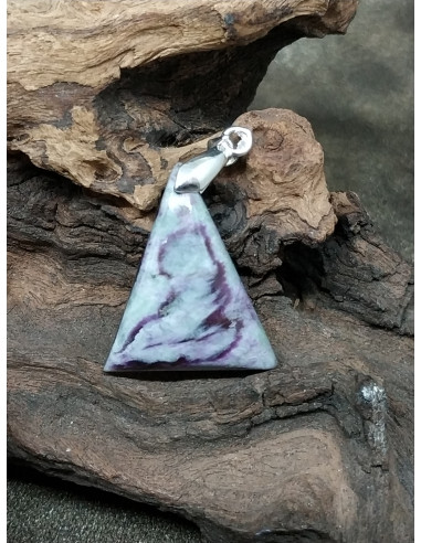 Pendentif en kämmerérite naturelle de 28.7 * 24.1 mm de forme triangulaire par La Bijouterie Minérale