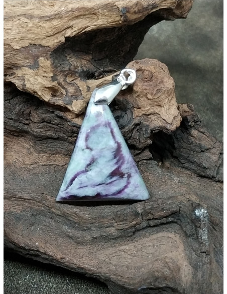 Pendentif en kämmerérite naturelle de 28.7 * 24.1 mm de forme triangulaire par La Bijouterie Minérale