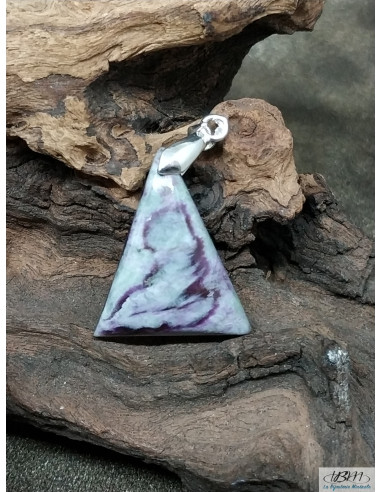 Pendentif en kämmerérite naturelle de 28.7 * 24.1 mm de forme triangulaire de La Bijouterie Minérale