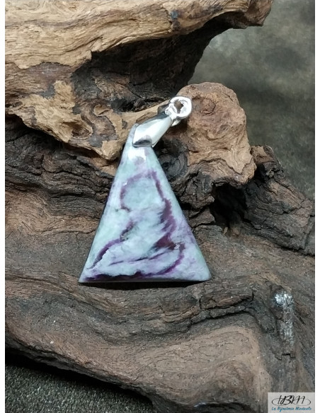 Pendentif en kämmerérite naturelle de 28.7 * 24.1 mm de forme triangulaire de La Bijouterie Minérale