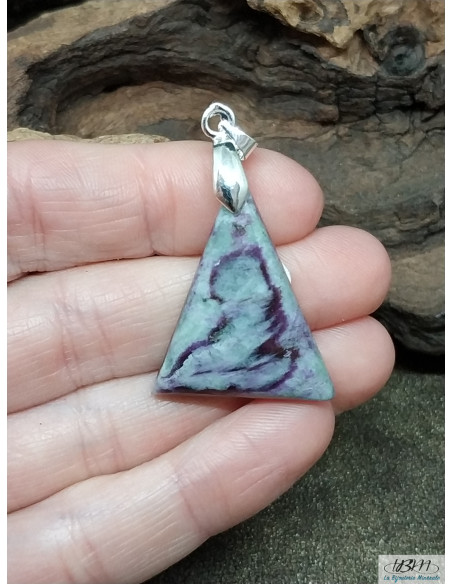 Pendentif en kämmerérite naturelle de 28.7 * 24.1 mm de forme triangulaire de La Bijouterie Minérale