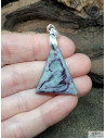 Pendentif en kämmerérite naturelle de 28.7 * 24.1 mm de forme triangulaire de La Bijouterie Minérale