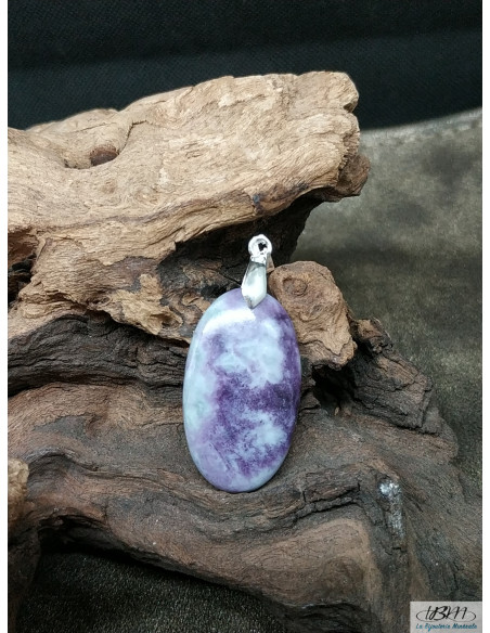 Pendentif en kämmerérite naturelle de 35.6 * 20.5 mm forme ovale de La Bijouterie Minerale