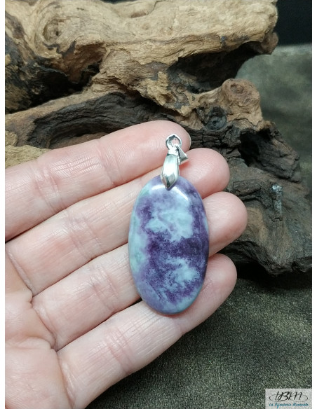 Pendentif en kämmerérite naturelle de 35.6 * 20.5 mm forme ovale de La Bijouterie Minerale