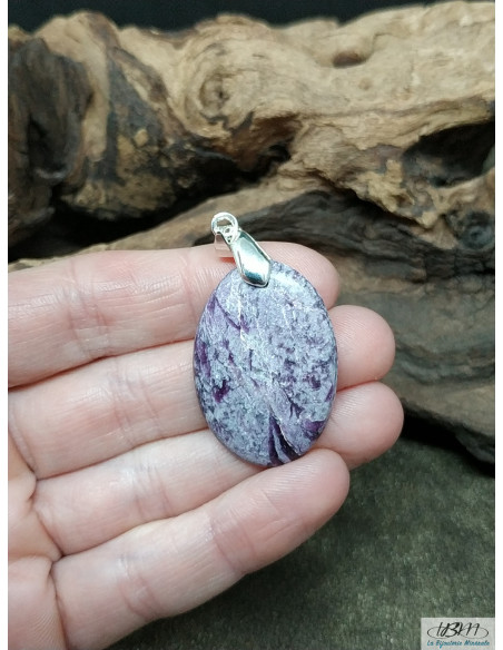 Pendentif en kämmerérite naturelle de 32.1 * 22.2 mm forme ovale de La Bijouterie Minerale