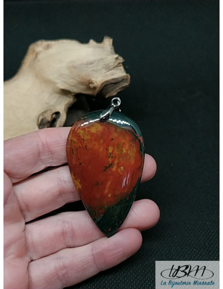 Pendentif d'Héliotrope (Pierre de sang) de 56*35 mm de forme goutte d'eau inversée de La Bijouterie Minérale