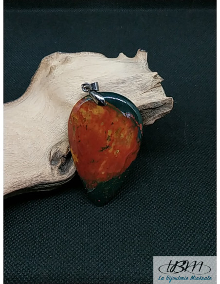 Pendentif d'Héliotrope (Pierre de sang) de 56*35 mm de forme goutte d'eau inversée de La Bijouterie Minérale