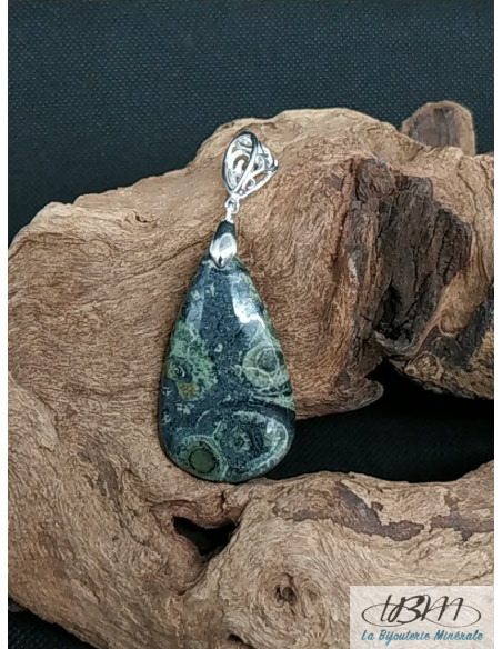 Pendentif jaspe Kambaba de 43.8 * 24.4 mm en forme de goutte d'eau par La Bijouterie Minérale