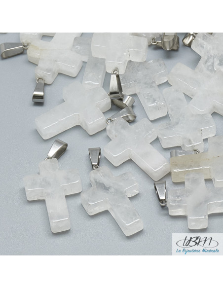 Petite croix en pendentif de quartz blanc naturel (cristal de roche) de La Bijouterie Minérale