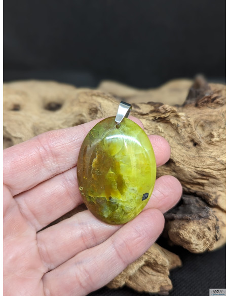 Pendentif Opale Verte A+ de 41.3 * 30.2 mm en forme ovale de La Bijouterie Minérale