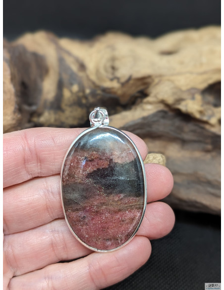 Pendentif cabochon de Rhodonite de 44.3 * 29.5 mm cerclé de métal argenté de La Bijouterie Minérale