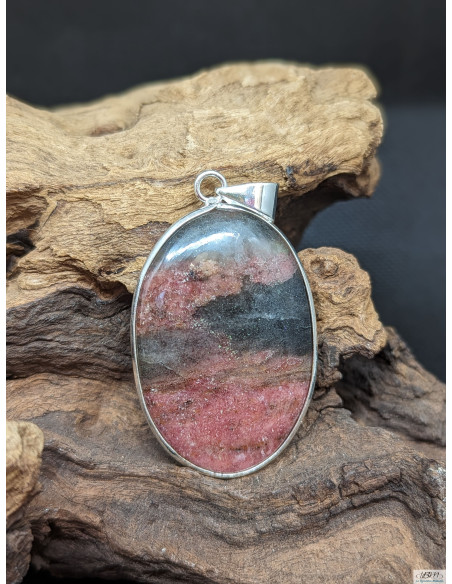 Pendentif cabochon de Rhodonite de 44.3 * 29.5 mm cerclé de métal argenté de La Bijouterie Minérale