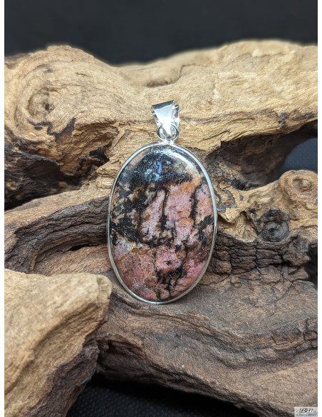 Pendentif cabochon de Rhodonite de 39.3 * 26.4 mm cerclé de métal argenté de La Bijouterie Minérale