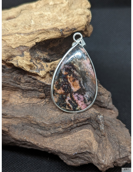 Pendentif cabochon de Rhodonite de 39.5 * 26.5 mm cerclé de métal argenté de La Bijouterie Minérale