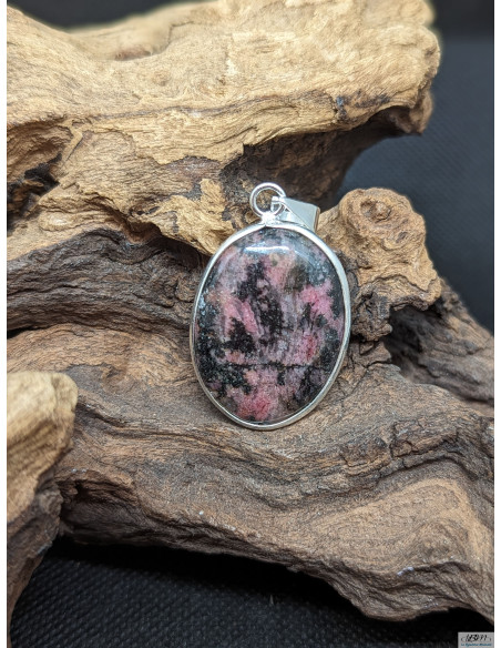 Pendentif en Rhodonite de 32.4 * 23.5 mm cerclé de métal argenté de La Bijouterie Minérale