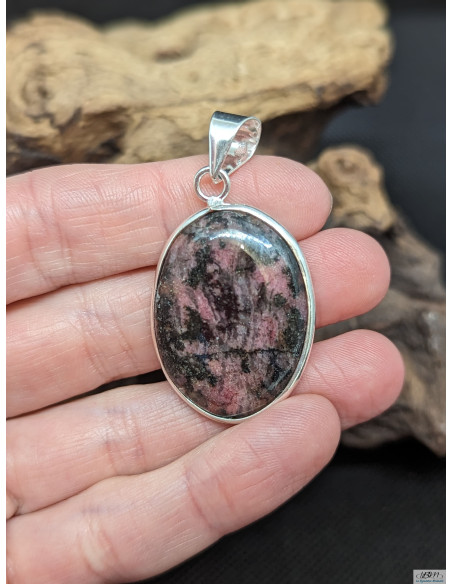 Pendentif en Rhodonite de 32.4 * 23.5 mm cerclé de métal argenté de La Bijouterie Minérale