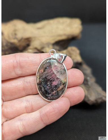 Pendentif en Rhodonite de 30.9 * 23.3 mm cerclé de métal argenté de La Bijouterie Minérale