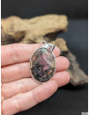 Pendentif en Rhodonite de 30.9 * 23.3 mm cerclé de métal argenté de La Bijouterie Minérale