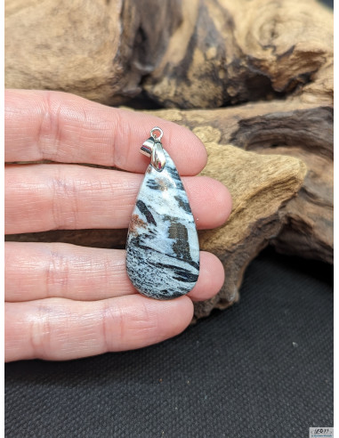 Pendentif d' Hornblende de 37.2 * 18.6 mm de La Bijouterie Minérale