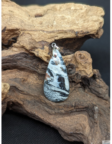 Pendentif d' Hornblende de 37.2 * 18.6 mm de La Bijouterie Minérale