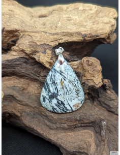 Pendentif d' Hornblende de 34.9 * 27.2 mm de La Bijouterie Minérale