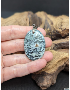 Pendentif d' Hornblende de 38.3 * 26.1 mm de La Bijouterie Minérale 2