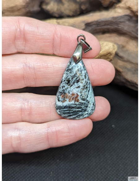 Pendentif d' Hornblende de 32.8 * 19.9 mm de La Bijouterie Minérale