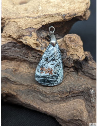 Pendentif d' Hornblende de 32.8 * 19.9 mm de La Bijouterie Minérale