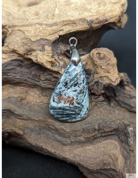 Pendentif d' Hornblende de 32.8 * 19.9 mm de La Bijouterie Minérale