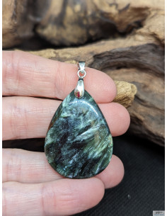 Pendentif en Séraphinite de 34.1* 25.1 mm forme goutte d'eau de La Bijouterie Minérale