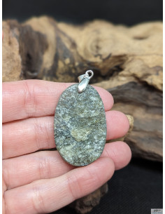 Pendentif en Labradorite de 36.7*24.1 mm de finition druze de La Bijouterie Minerale 2