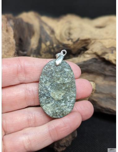Pendentif en Labradorite de 36.7*24.1 mm de finition druze de La Bijouterie Minerale