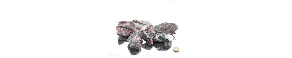 Pierre de Eudialyte • Vue par La Bijouterie Minérale • vente de minéraux et bijoux en pierre naturelle